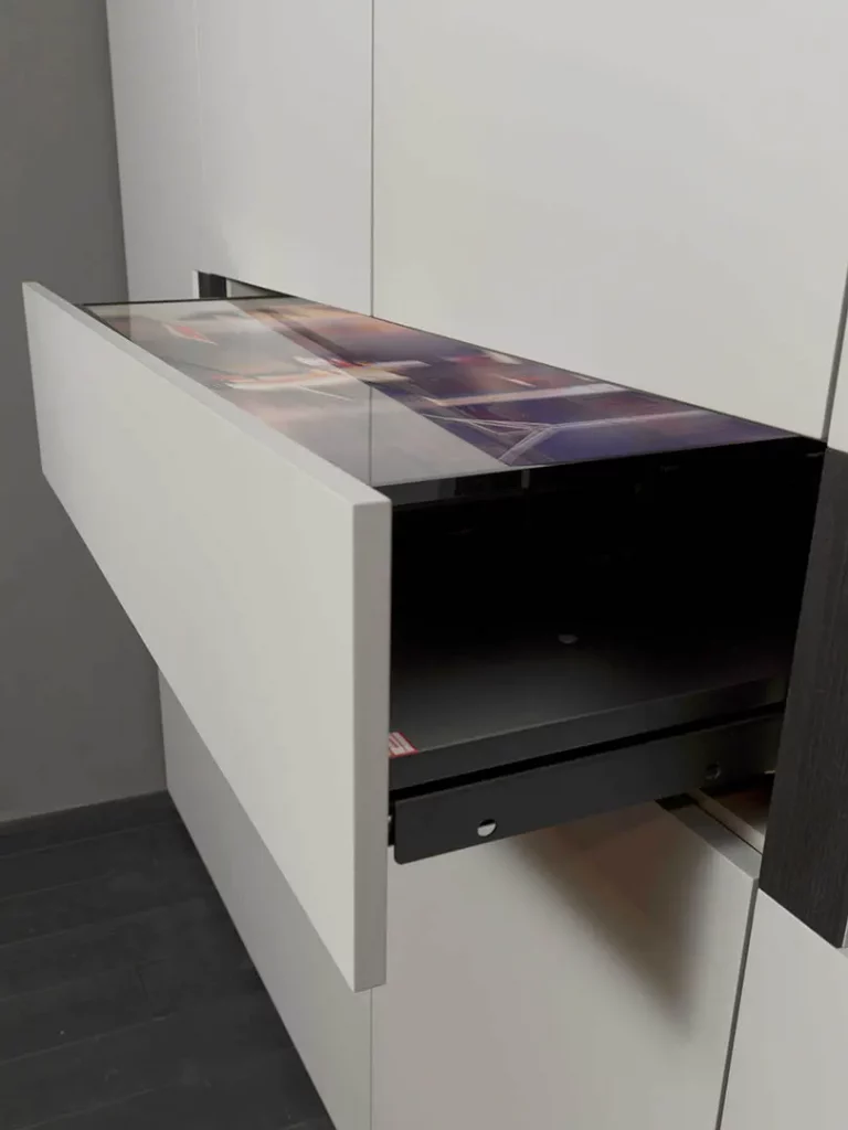 porta-tv-orientabile-armadio-01